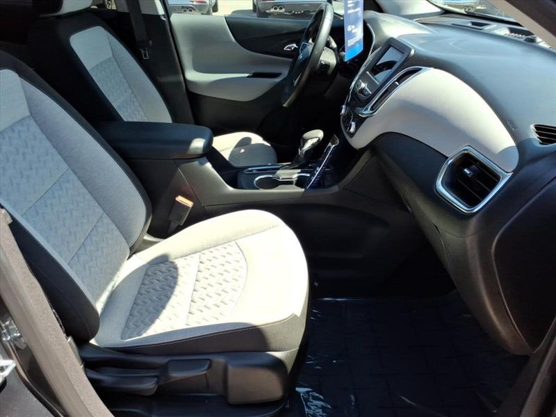 2023 Chevrolet Equinox LT photo 3
