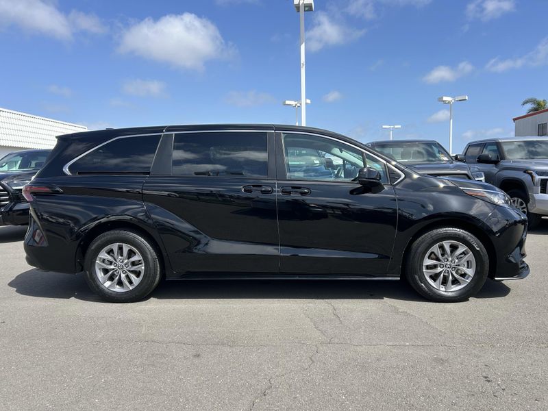 2023 Toyota Sienna LEImage 3