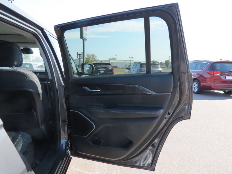 Used 2022 Jeep Grand Cherokee L Laredo 4x4 4dr SUVImage 31