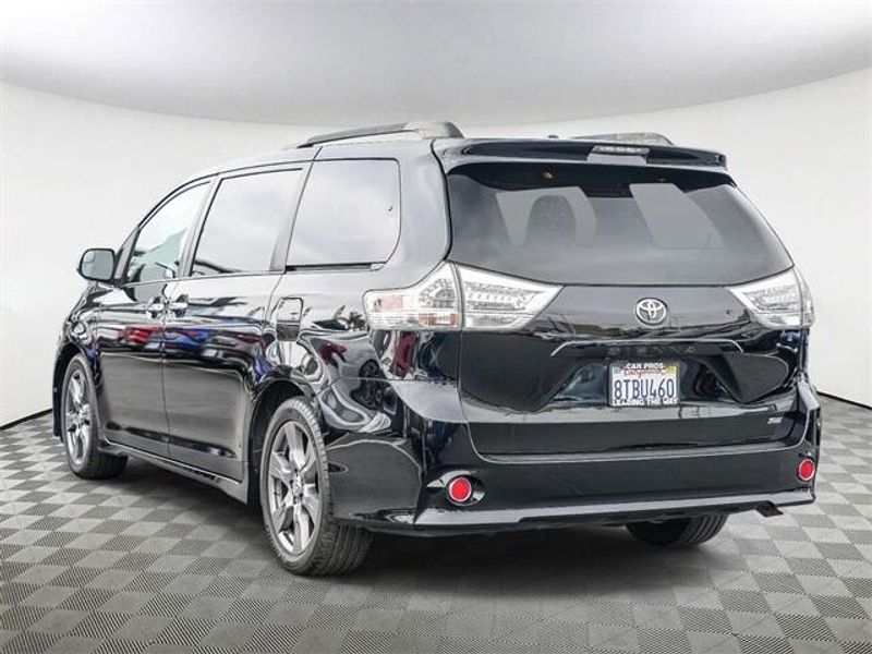 Used 2017 Toyota Sienna SEImage 6