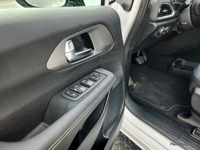 2025 Chrysler Voyager LXImage 39