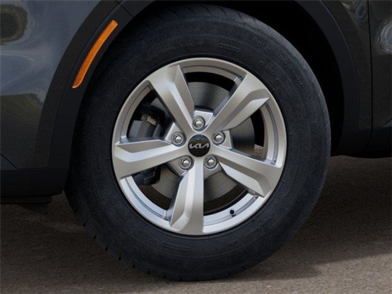 2023 Kia Sorento LXImage 9