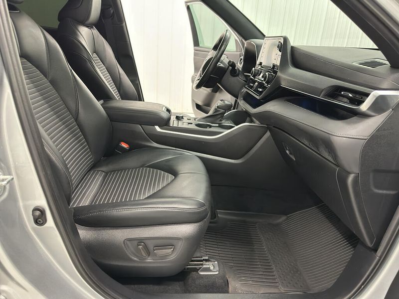 2021 Toyota Highlander XSE photo 19