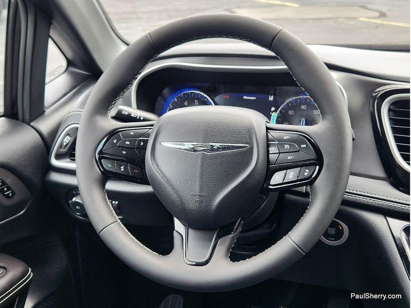 New 2026 Chrysler Pacifica Select