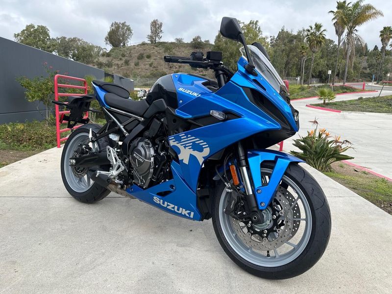2025 Suzuki GSX-8R Image 1
