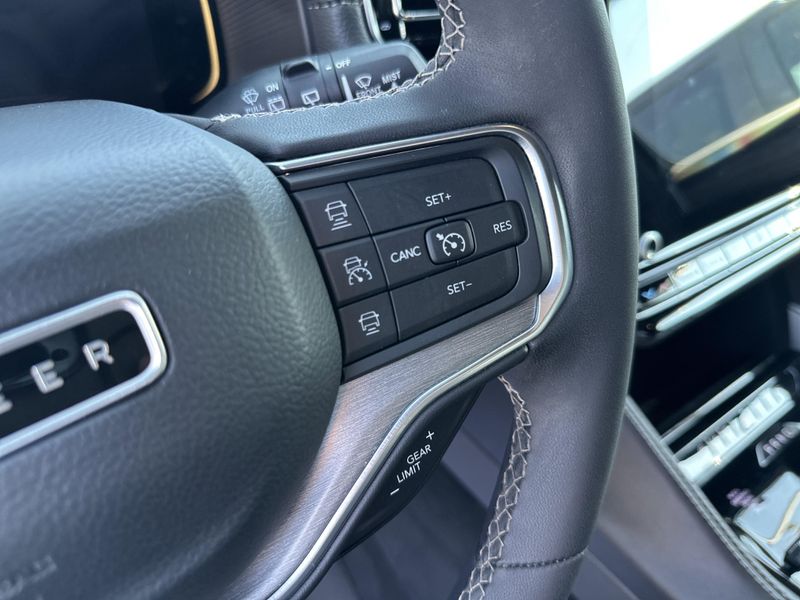 2023 Jeep Wagoneer Series CarbideImage 23