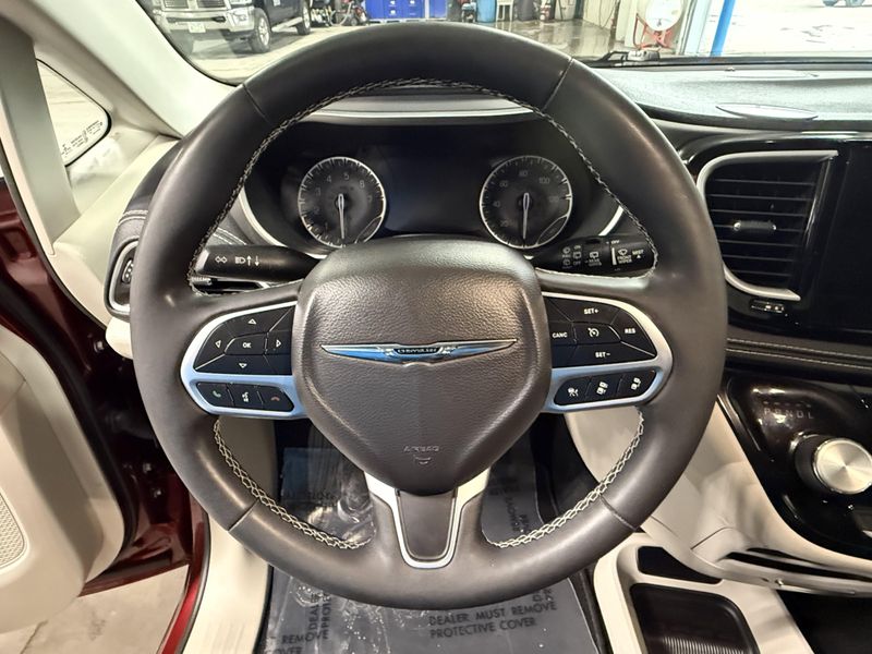 Used 2022 Chrysler Pacifica Touring LImage 24
