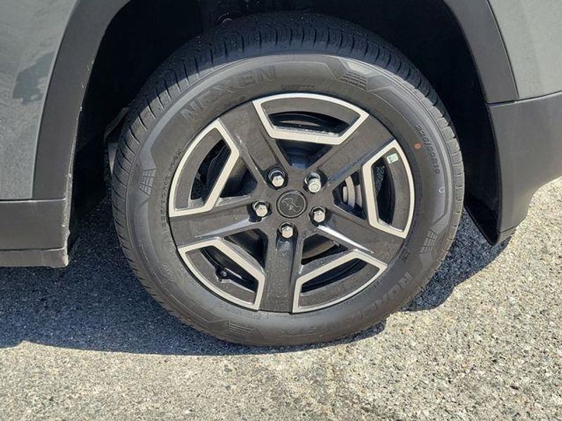 New 2026 Jeep Cherokee Laredo 4x4