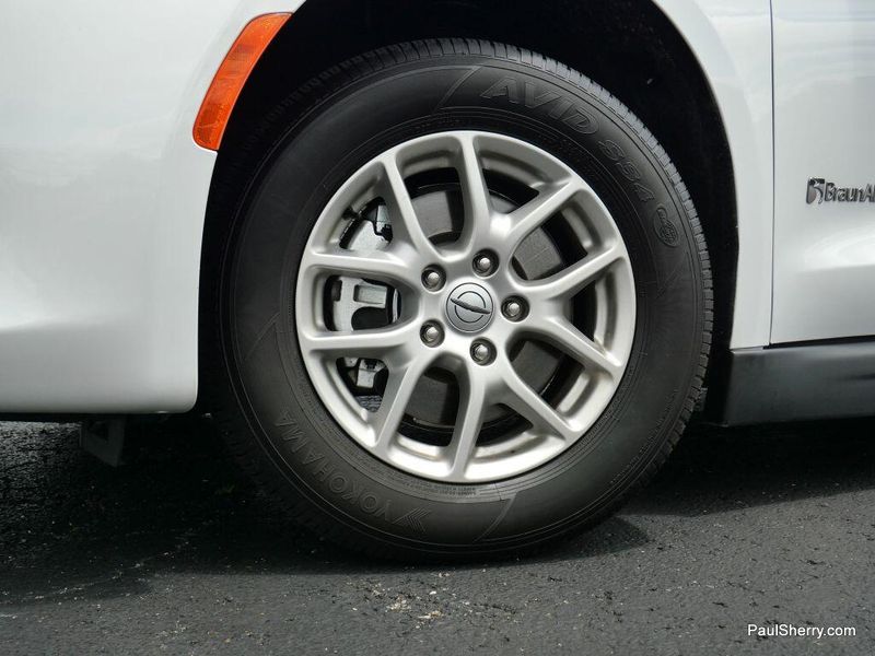 Used 2022 Chrysler Voyager LXImage 23