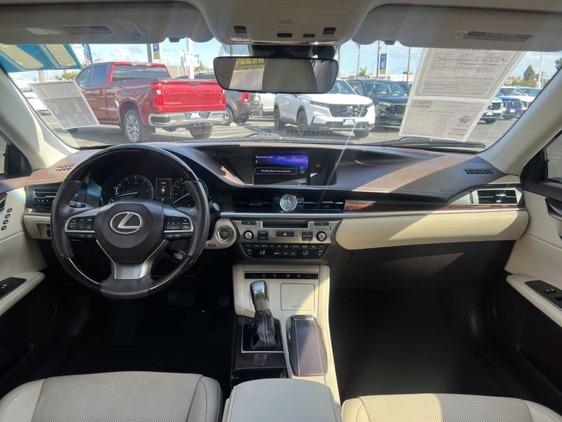 2017 Lexus ES 350Image 21