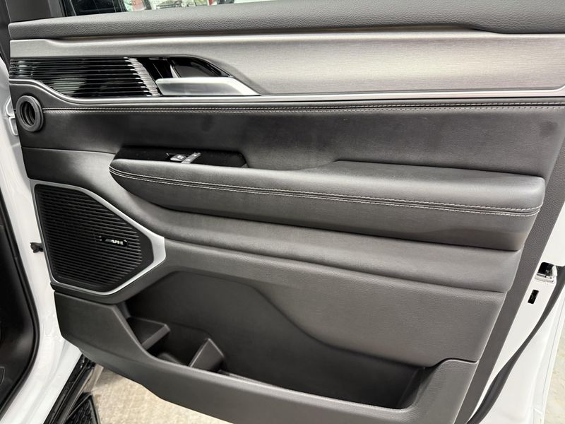 2027 Jeep Grand Wagoneer Long Wheelbase 4x4Image 11