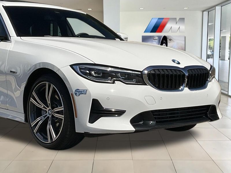 2022 BMW 3 Series 330e iPerformanceImage 8