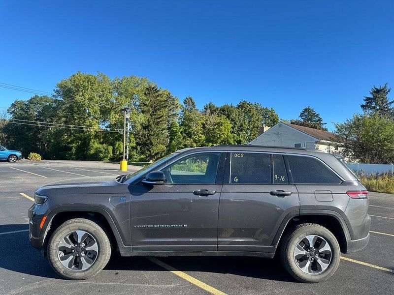 2024 Jeep Cherokee Limited 4xe photo 2