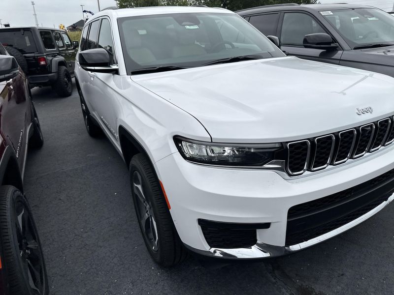 New 2025 Jeep Grand Cherokee L Limited 4x4Image 3