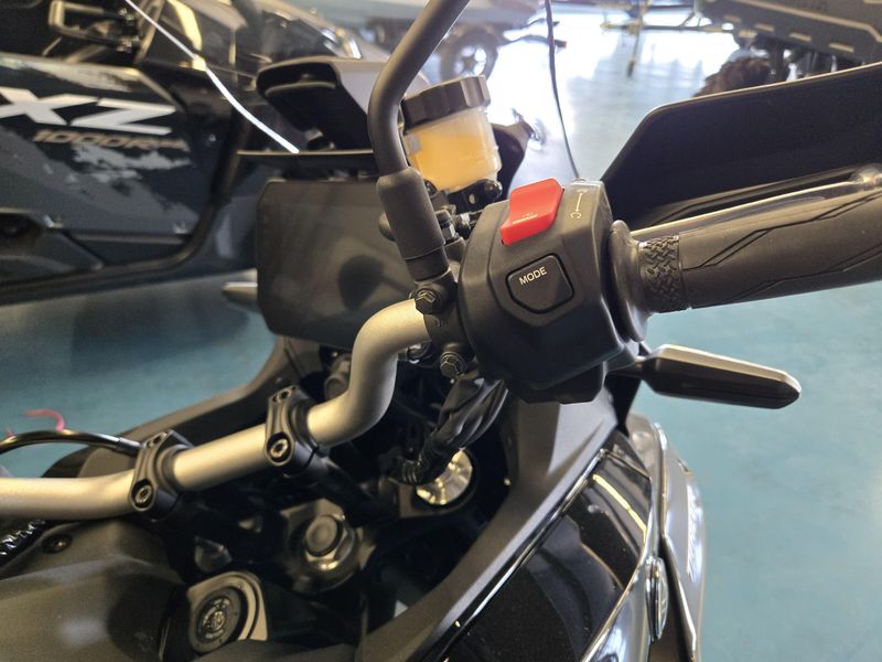2025 Yamaha TRACER 9 RAVEN Image 11