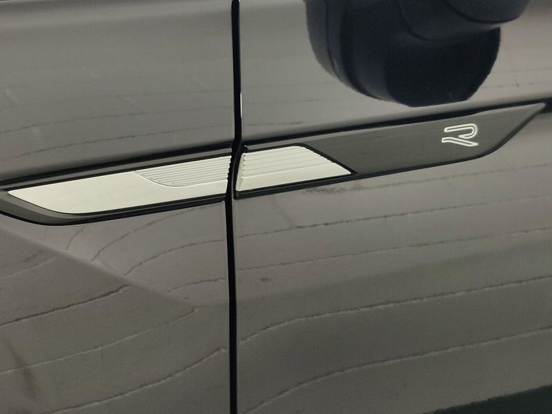 Used 2024 Volkswagen Tiguan SE AWD R-Line Black w/SunroofImage 5