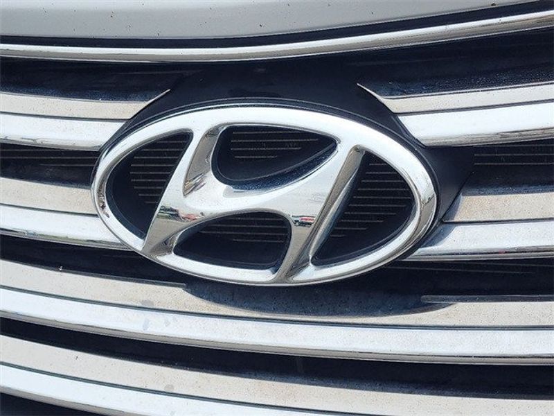 2016 Hyundai Santa Fe LimitedImage 32