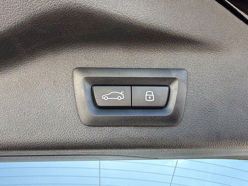 Used 2025 BMW X7 xDrive40iImage 17