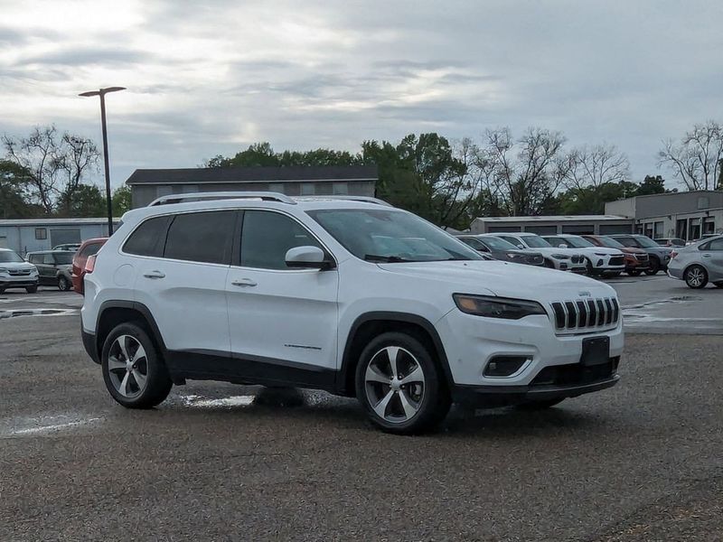 2021 Jeep Cherokee Limited in a Bright White Clear Coat exterior color and Blackinterior. Johnson Dodge 601-693-6343 pixelmotiondemo.com 