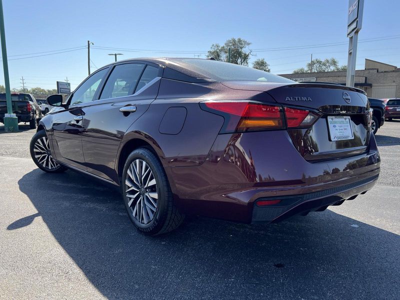 2024 Nissan Altima 2.5 SV photo 5