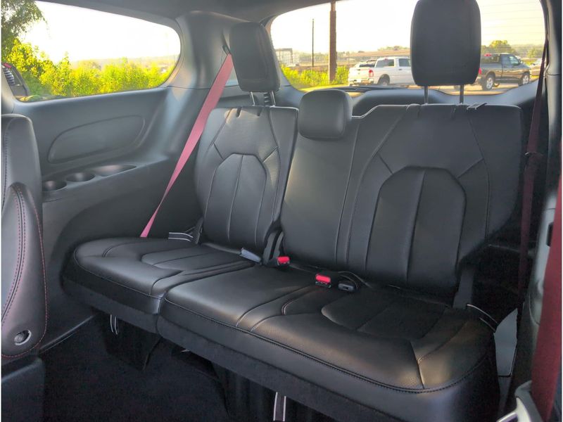 New 2027 Chrysler Pacifica SelectImage 30