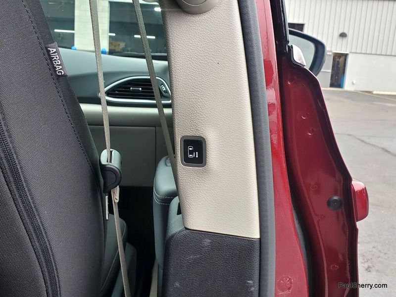 2023 Chrysler Voyager LXImage 31