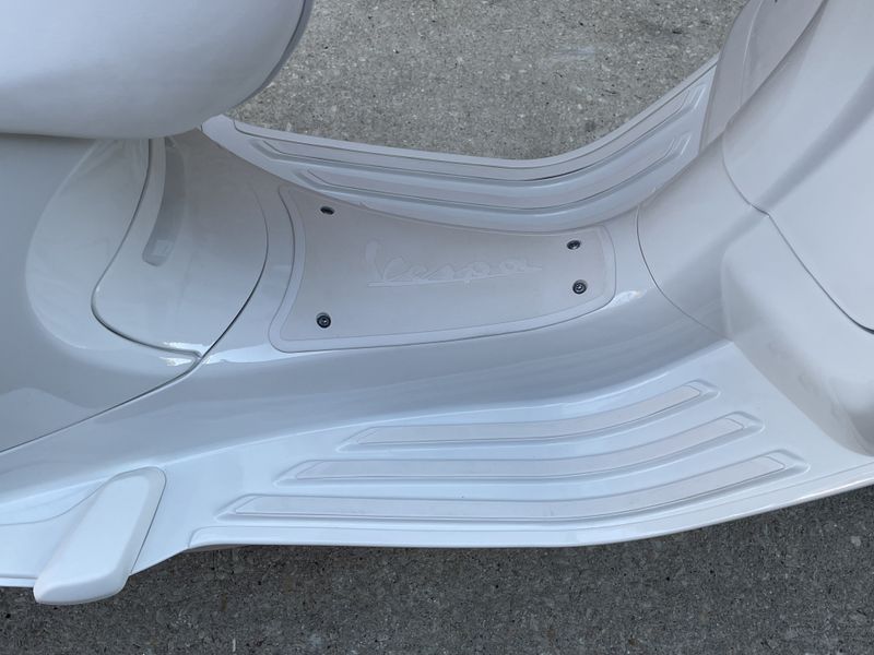 2023 Vespa Sprint 150 Bianco   in a White exterior color. Motoworks Chicago 312-738-4269 motoworkschicago.com 