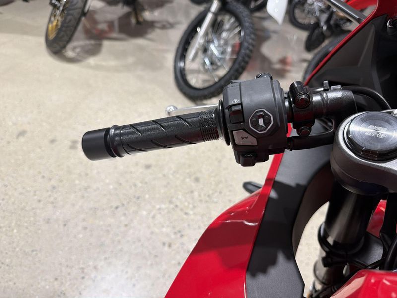 New 2026 Honda CBR650R E-CLUTCH Image 22