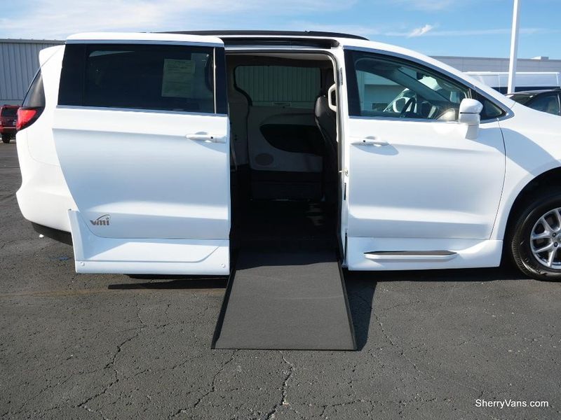 2022 Chrysler Pacifica Touring LImage 5