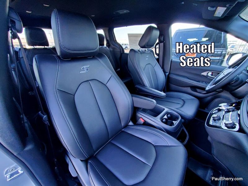 New 2026 Chrysler Pacifica Select