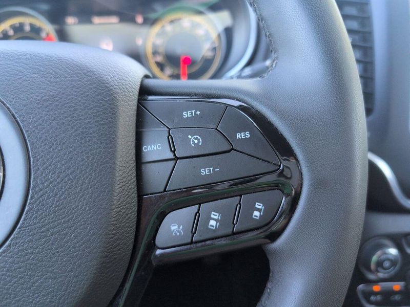 2023 Jeep Cherokee Altitude LuxImage 24