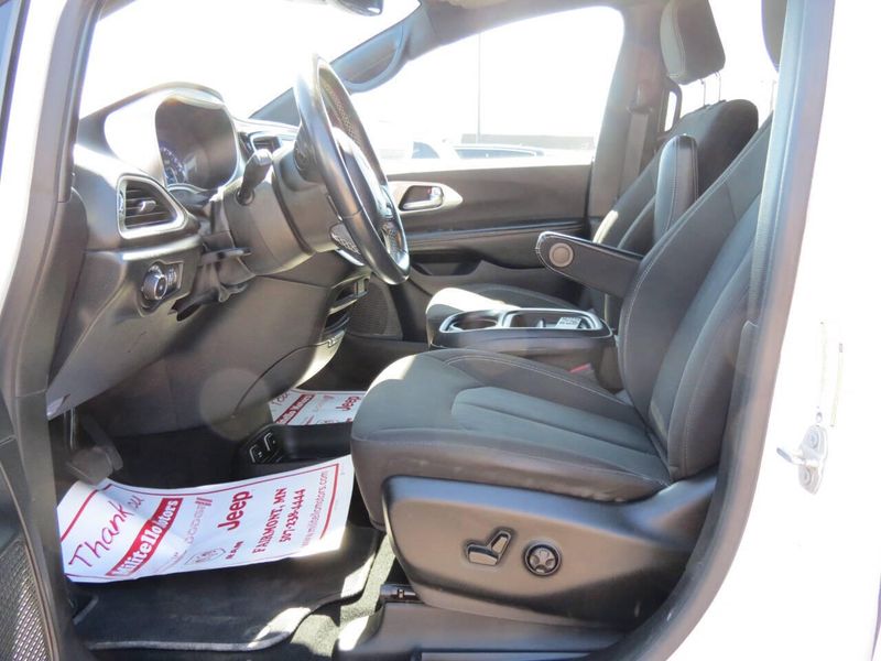 Used 2020 Chrysler Pacifica Touring 4dr Mini VanImage 12