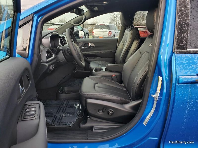 New 2026 Chrysler Pacifica Select