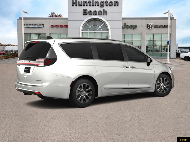 2025 Chrysler Pacifica Hybrid PinnacleImage 8