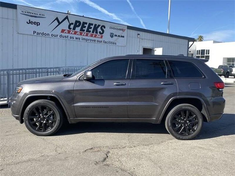 2021 Jeep Grand Cherokee Laredo XImage 2