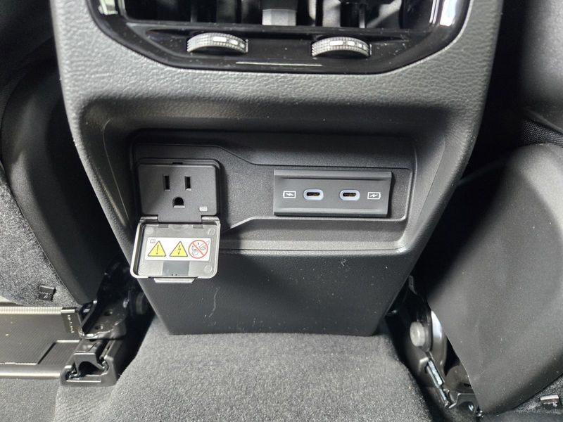 New 2026 Jeep Grand Cherokee Laredo Altitude 4x2