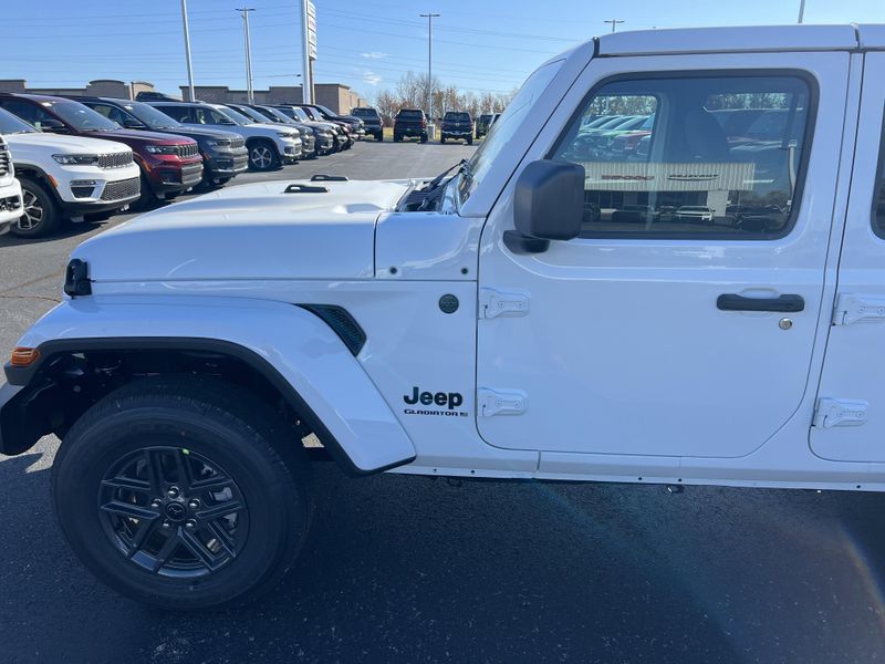 New 2026 Jeep Gladiator Sport S 4x4Image 13