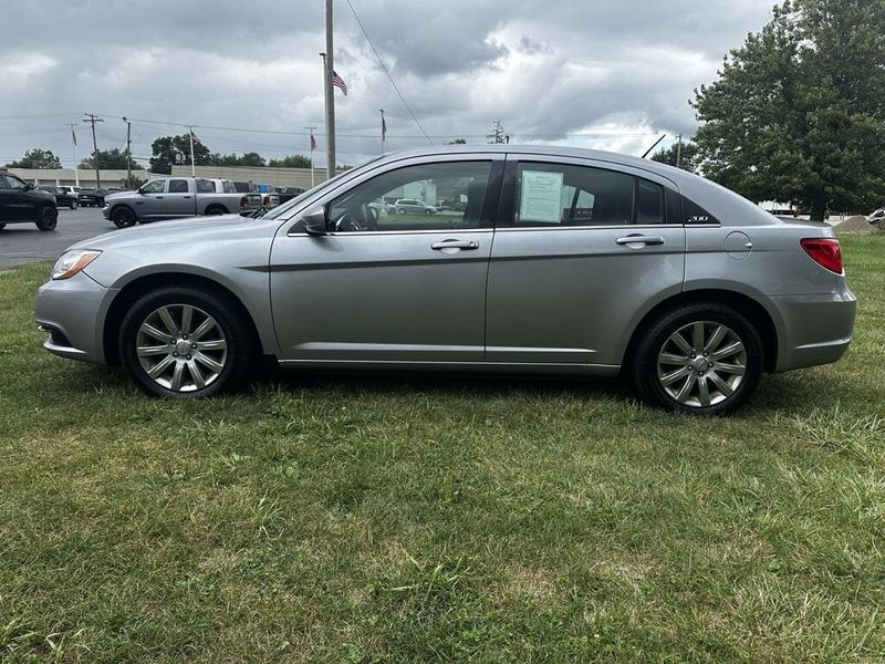 2013 Chrysler 200 Touring photo 6