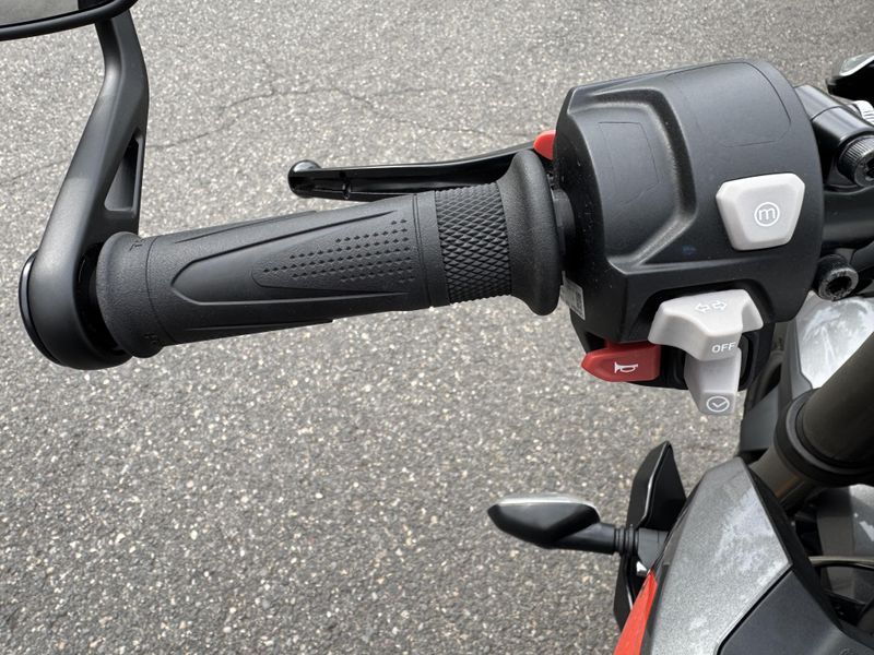 2025 Triumph Street Triple 765 RS - SILVER ICE 