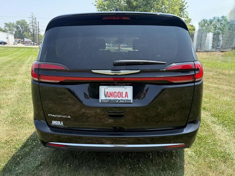 2024 Chrysler Pacifica Touring L photo 4