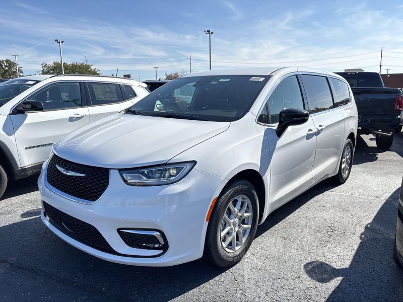 New 2026 Chrysler Pacifica SelectImage 1
