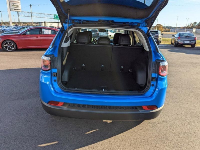 2022 Jeep Compass Latitude 4x4 in a Laser Blue Pearl Coat exterior color and Blackinterior. Johnson Dodge 601-693-6343 pixelmotiondemo.com 