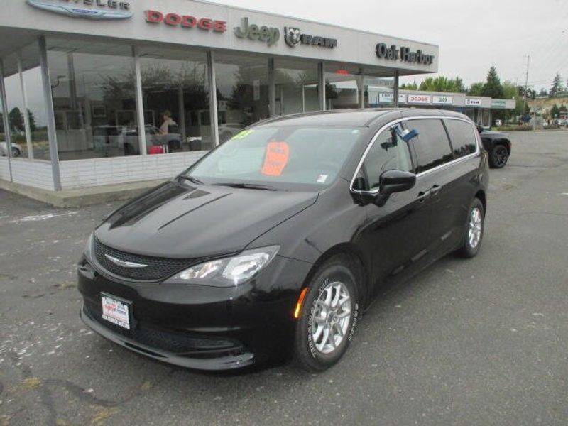 Used 2023 Chrysler Voyager LXImage 2