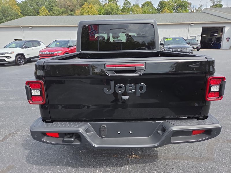 2025 Jeep Gladiator Sport S photo 3