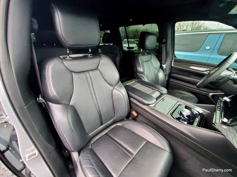 2022 Jeep Wagoneer Series III photo 2