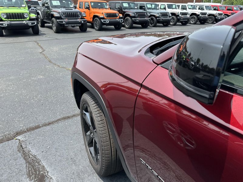 New 2025 Jeep Grand Cherokee Limited 4x4Image 12