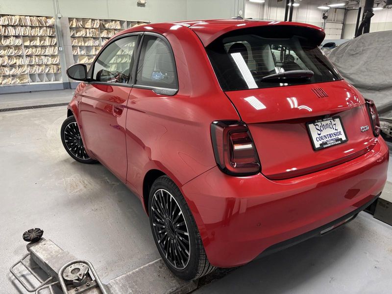 2024 Fiat 500e Inspi(red)Image 9