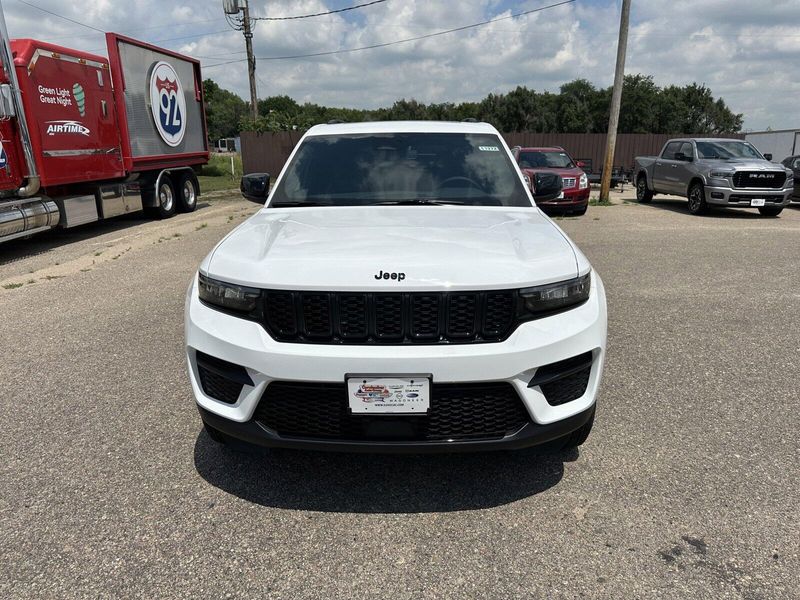 2024 Jeep Grand Cherokee Altitude X 4x4Image 3