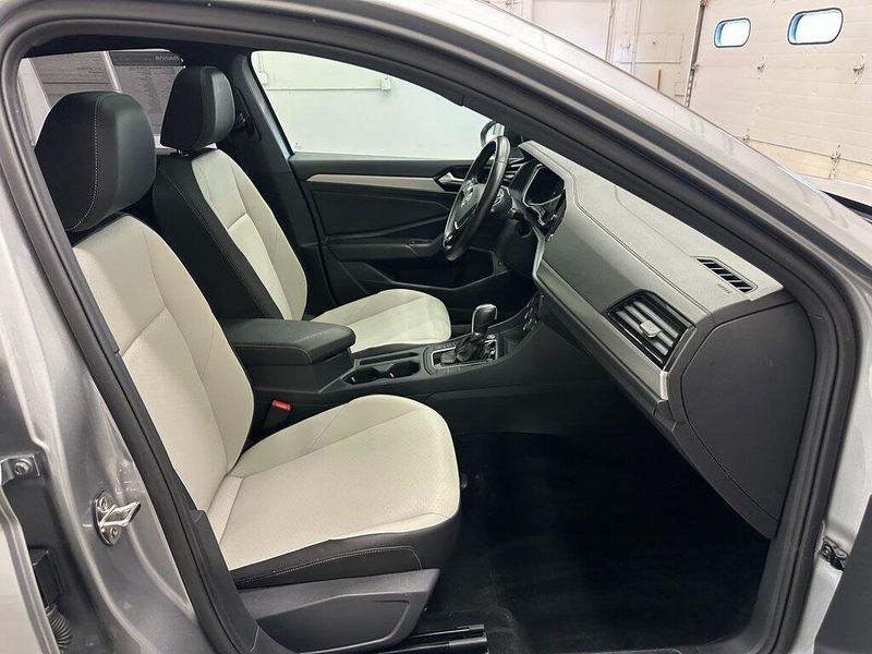 2019 Volkswagen Jetta R-LineImage 30