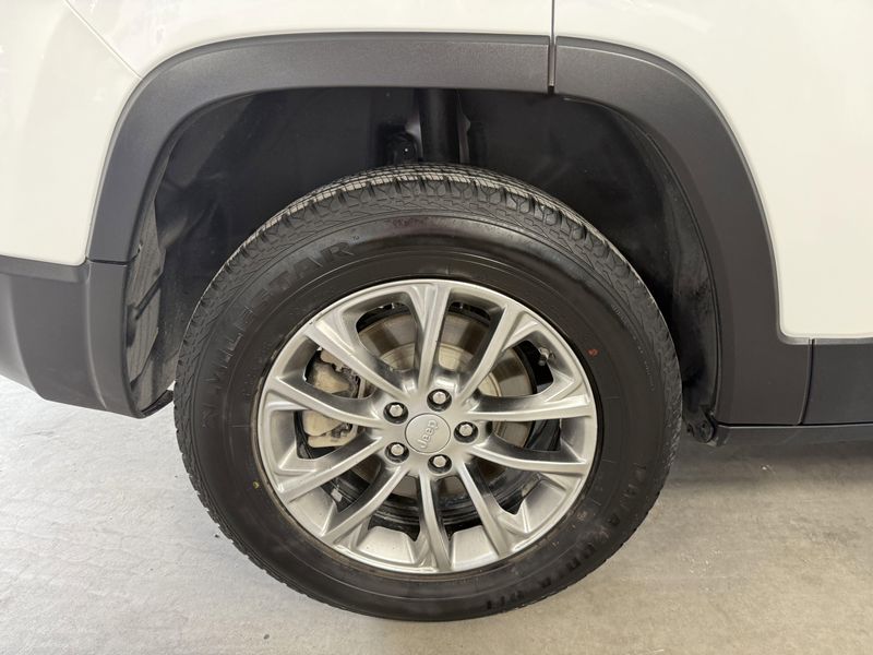 Used 2021 Jeep Cherokee Latitude PlusImage 9
